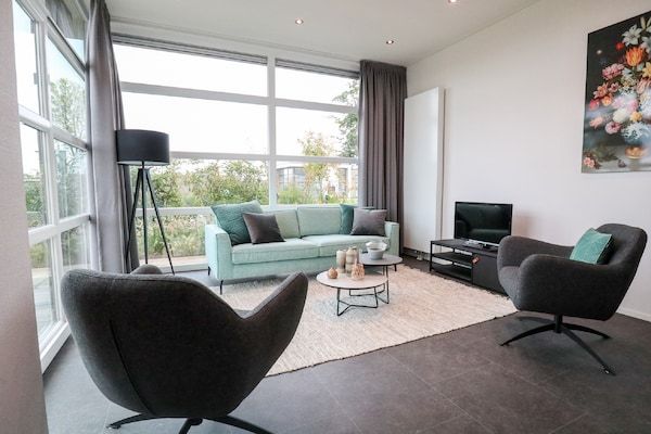 Woonkamer - Modern chalet met combimagnetron, nabij de Ijssel in Olburgen (2)