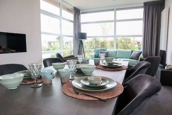 Eetkamer - Modern chalet met combimagnetron, nabij de Ijssel in Olburgen (4)