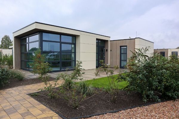Buitenkant - Modern chalet met combimagnetron, nabij de Ijssel in Olburgen (1)