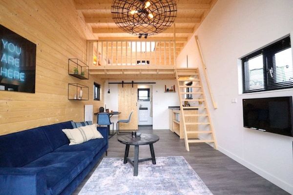 Woonkamer - Leuk tiny house met pelletkachel, nabij de Ijssel in Olburgen (5)