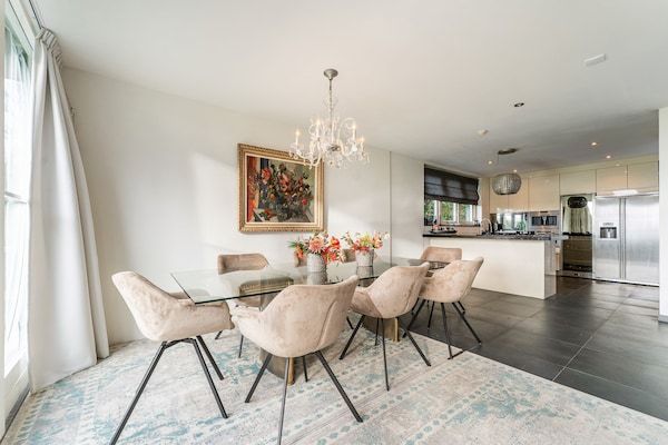 Eetkamer - Bergen Mountain Villa, tuin en zee in Bergen (3)