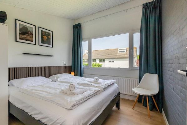 Slaapkamer - Comfortabel vakantiehuis vlakbij het strand in Nieuwvlietbad (3)