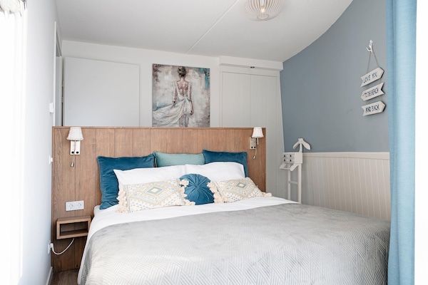 Slaapkamer - Moderne retraite met privésauna in Scherpenisse (5)