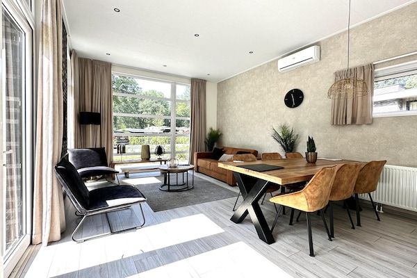Woonkamer - Natuurparkchalet in Hoenderloo in Hoenderloo (2)
