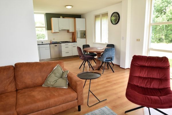 Eetkamer - Vakantiehuis in Flevoland met Zwembad in Zeewolde (3)