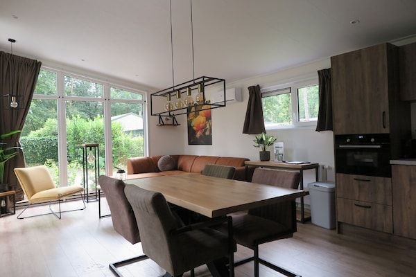Eetkamer - Modern verblijf in de natuur in Hoenderloo (3)