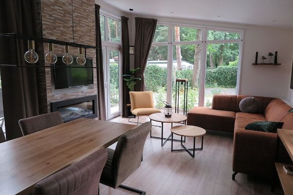 Woonkamer - Modern verblijf in de natuur in Hoenderloo (2)