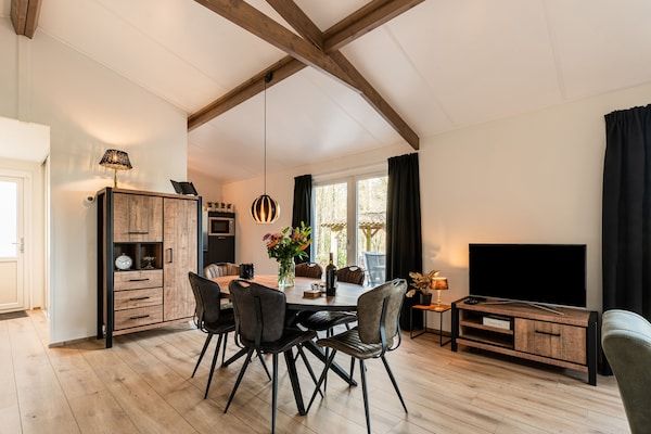 Eetkamer - Vakantiehuis in Hellendoorn bij bos in Hellendoorn (4)
