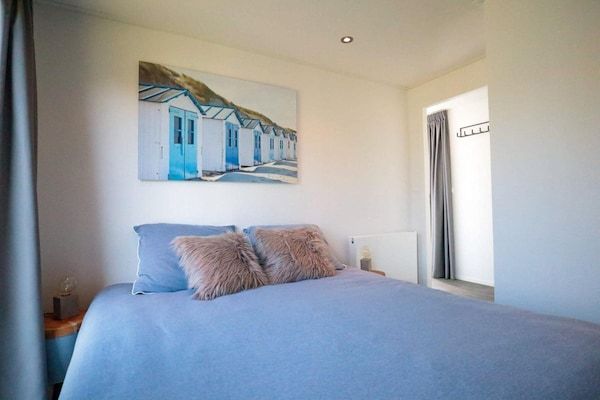 Slaapkamer - Modern vakantiehuis in Nieuwvliet met tuin in Nieuwvliet (2)