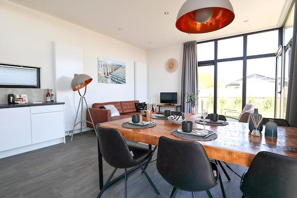 Eetkamer - Modern vakantiehuis in Nieuwvliet met tuin in Nieuwvliet (4)