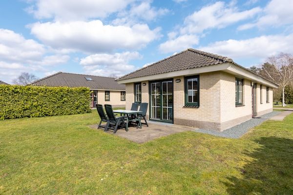 Buitenkant - Bungalow in Veluwe met Sauna & Uitzicht in Putten (1)
