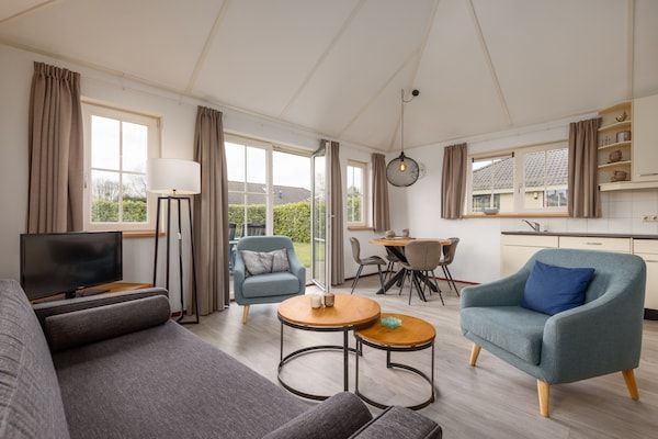 Woonkamer - Bungalow in Veluwe met Sauna & Uitzicht in Putten (2)