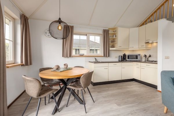 Keuken - Bungalow in Veluwe met Sauna & Uitzicht in Putten (4)