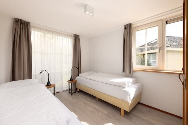 Slaapkamer - Bungalow in Veluwe met Sauna & Uitzicht in Putten (5)