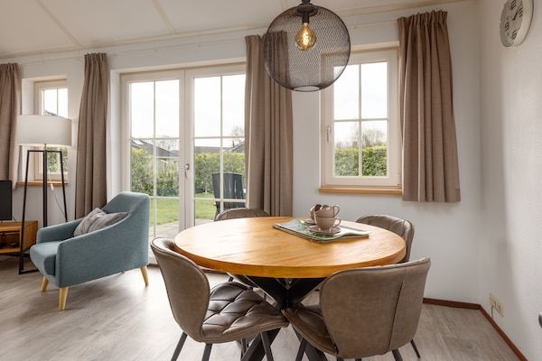 Woonkamer - Bungalow in Veluwe met Sauna & Uitzicht in Putten (3)