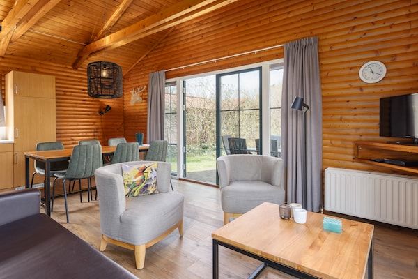 Woonkamer - Bungalow in Veluwe bij Harderwijk in Putten (2)