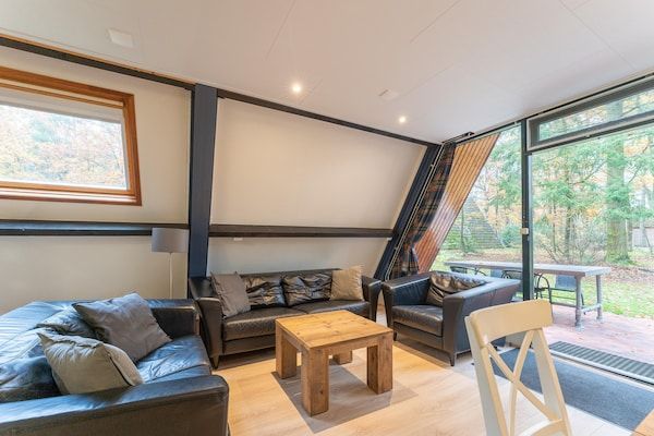 Woonkamer - Bosbungalow met barbecue in Stramproy (2)