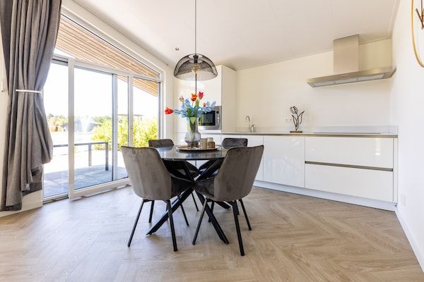 Keuken - Chalet bij Vijver in Vakantiepark in Veldhoven (2)