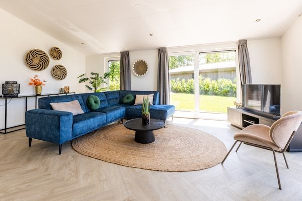 Woonkamer - Chalet bij Vijver in Vakantiepark in Veldhoven (1)