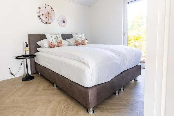Slaapkamer - Chalet bij Vijver in Vakantiepark in Veldhoven (3)