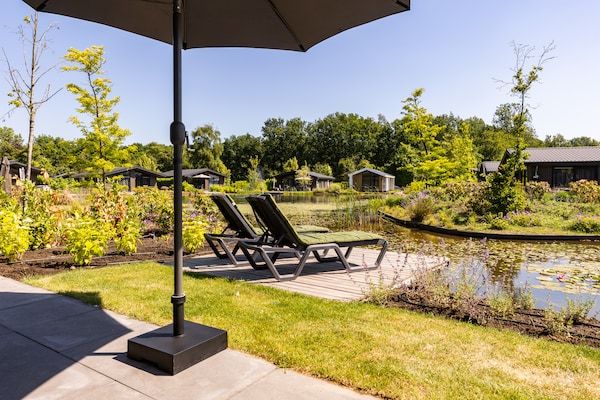 Terras - Chalet bij Vijver in Vakantiepark in Veldhoven (4)