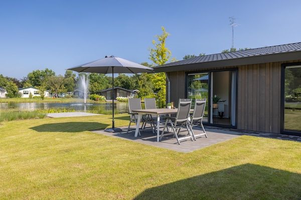 Terras - Chalet aan vijver in Eindhoven Vakantiepark in Veldhoven (4)