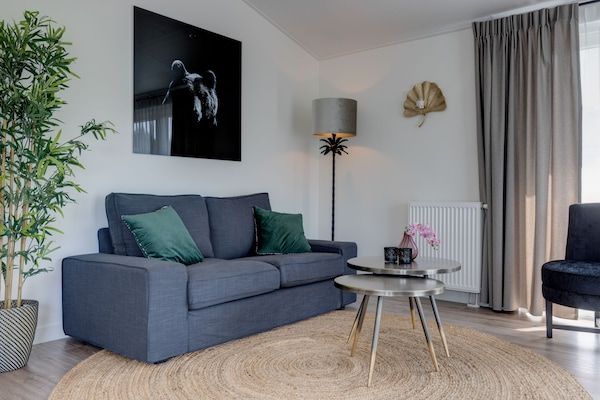 Woonkamer - Chalet aan vijver in Eindhoven Vakantiepark in Veldhoven (5)