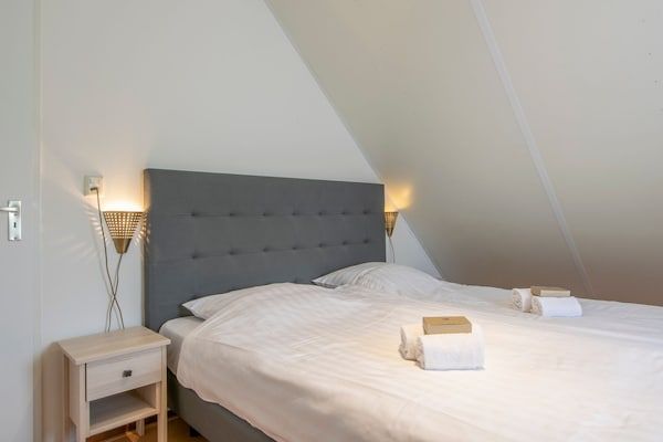 Slaapkamer - Villa in Zeeland vlak bij het Strand in Scharendijke (4)