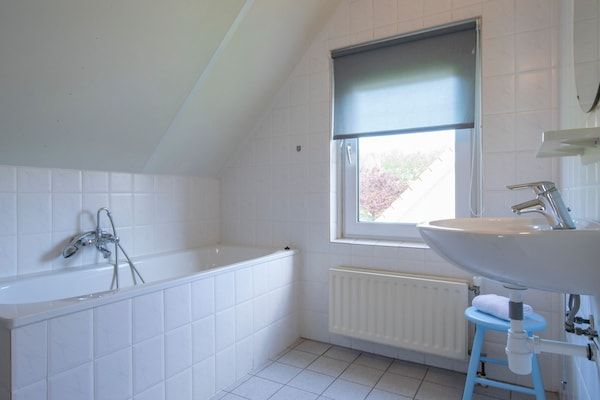 Badkamer - Villa in Zeeland vlak bij het Strand in Scharendijke (5)