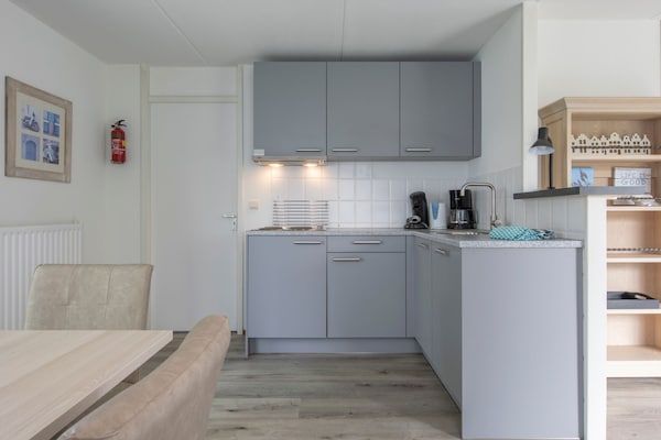 Keuken - Villa in Zeeland vlak bij het Strand in Scharendijke (3)