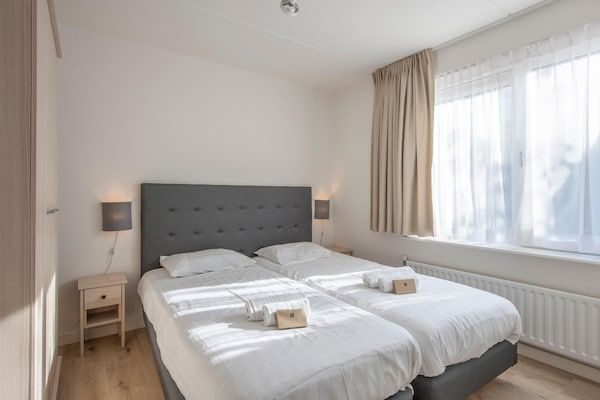 Slaapkamer - Villa in Zeeland dicht bij het strand in Scharendijke (3)