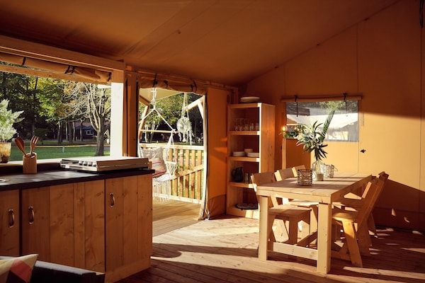 Eetkamer - Glamping Tent in Nederland met BBQ in Zeewolde (3)