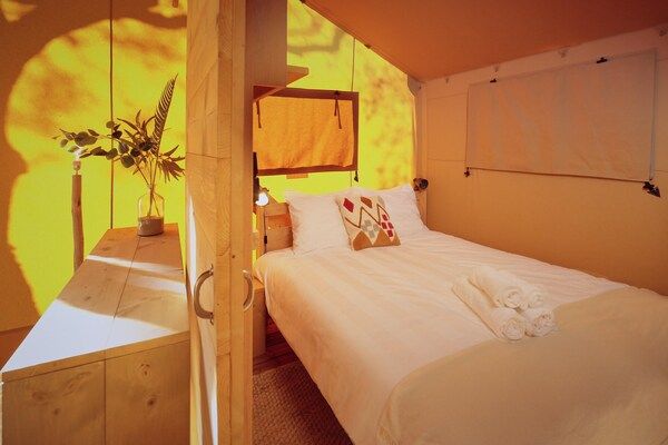 Slaapkamer - Glamping Tent in Nederland met BBQ in Zeewolde (4)