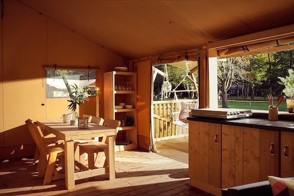 Woonkamer - Glamping Tent in Nederland met BBQ in Zeewolde (2)