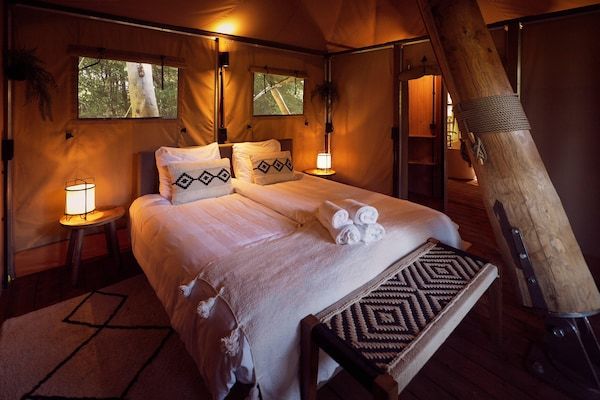 Slaapkamer - Wolderwijd Lake Glamping Tent in Zeewolde (4)