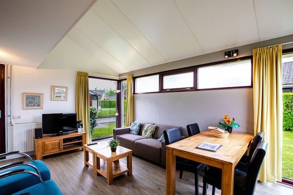 Woonkamer - Vakantiehuis voor zes personen in Heinkenszand (2)