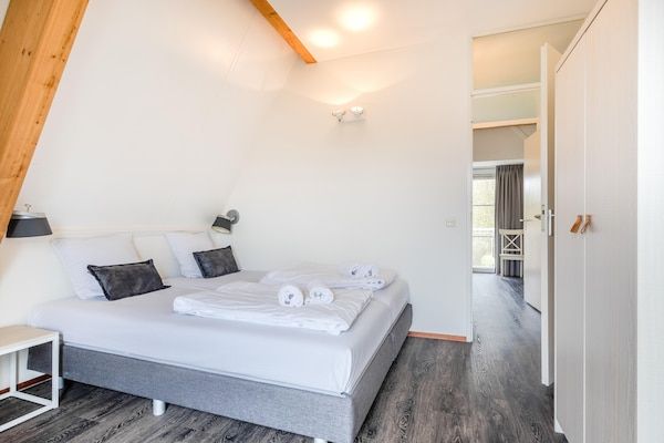 Slaapkamer - Villa in Banjaard bij Noordzeestrand in Kamperland (4)