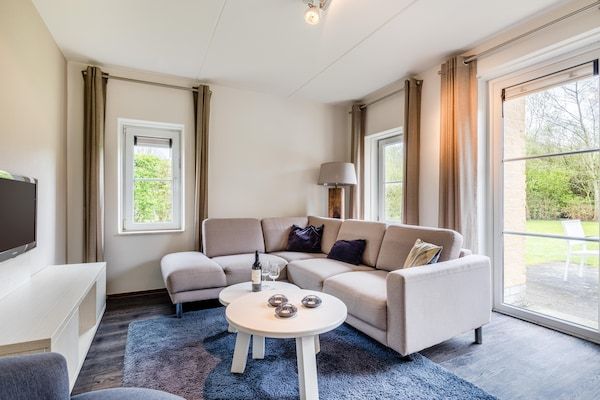 Woonkamer - Villa in Banjaard bij Noordzeestrand in Kamperland (2)