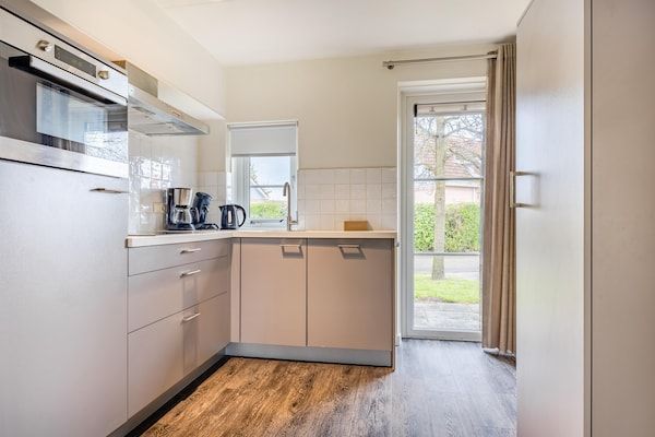 Keuken - Villa in Banjaard bij Noordzeestrand in Kamperland (3)