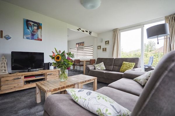 Woonkamer - Vakantiehuis in Zeeland bij Meer & Sauna in Heinkenszand (3)