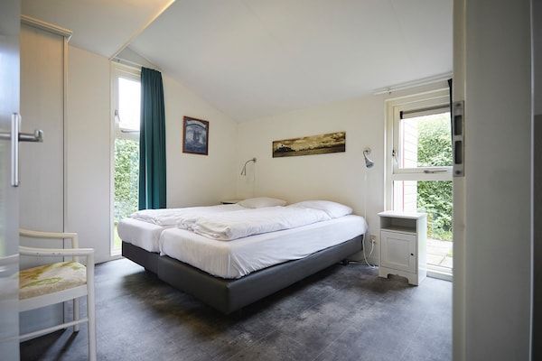 Slaapkamer - Vakantiehuis in Zeeland bij Meer & Sauna in Heinkenszand (2)
