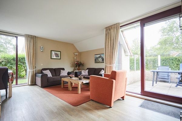 Woonkamer - Vakantiehuis in Zeeland vlakbij de stranden in Heinkenszand (2)