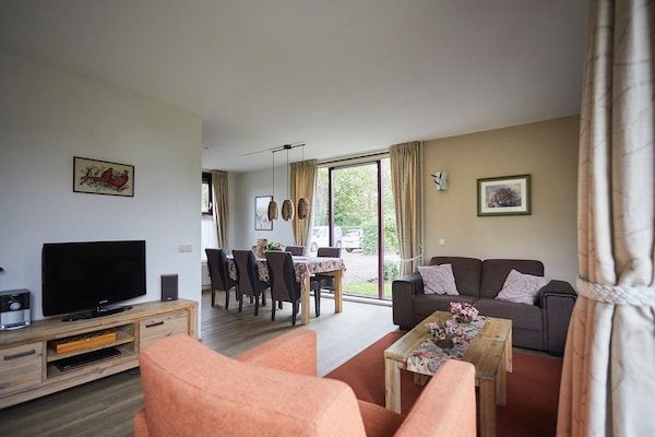 Eetkamer - Vakantiehuis in Zeeland vlakbij de stranden in Heinkenszand (4)