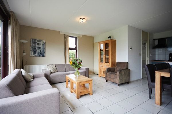 Woonkamer - Vakantiehuis met tuin in Zeeland in Heinkenszand (2)