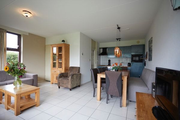 Eetkamer - Vakantiehuis met tuin in Zeeland in Heinkenszand (4)