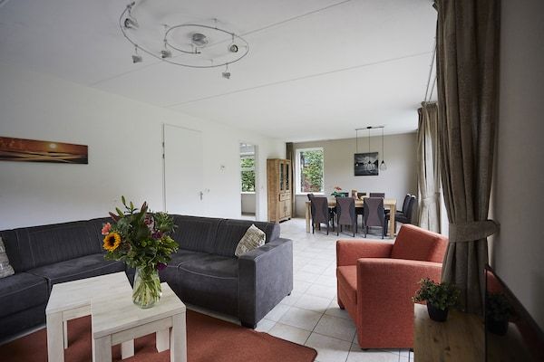 Woonkamer - Groepsaccommodatie in Zeeland met tuin in Heinkenszand (2)