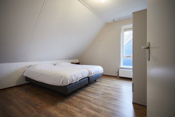 Slaapkamer - Groepsaccommodatie in Zeeland met tuin in Heinkenszand (4)