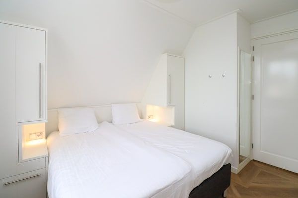 Slaapkamer - Villa in Friesland met Sauna en Steiger in Delfstrahuizen (4)