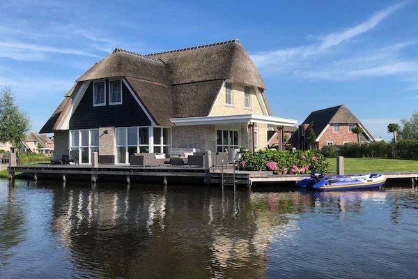 Buitenkant - Villa in Friesland met Sauna en Steiger in Delfstrahuizen (1)