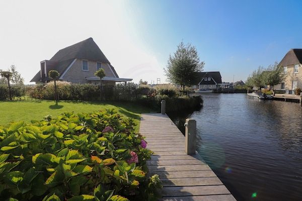 Tuin - Villa in Friesland met Sauna en Steiger in Delfstrahuizen (5)